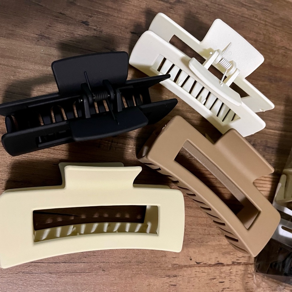 NIP 4pcs rectangular hair claw clips